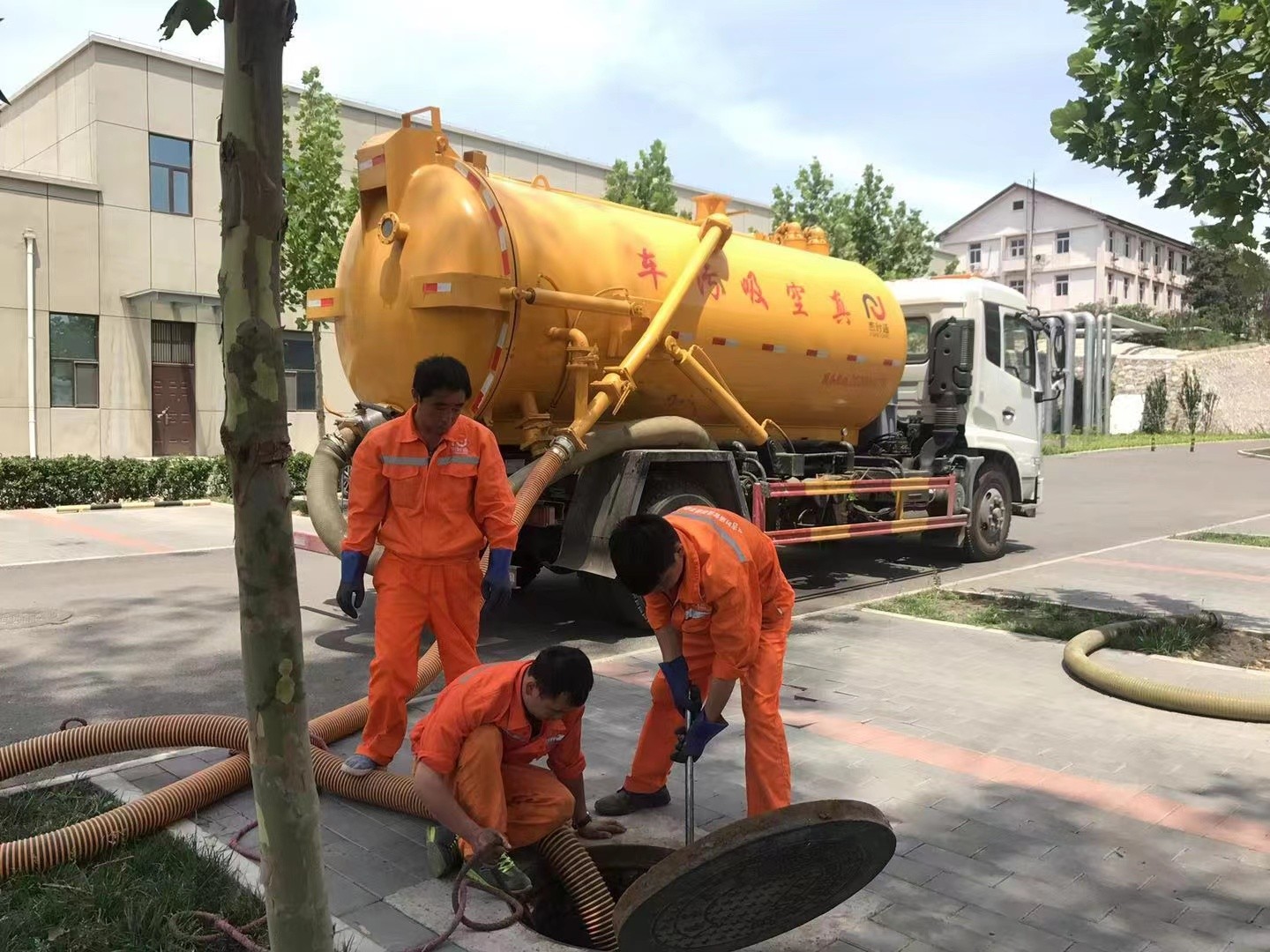 湛河管道疏通车停在窨井附近