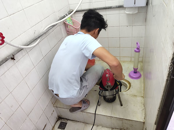 湛河管道堵塞冒臭气 专业师傅现场解决问题